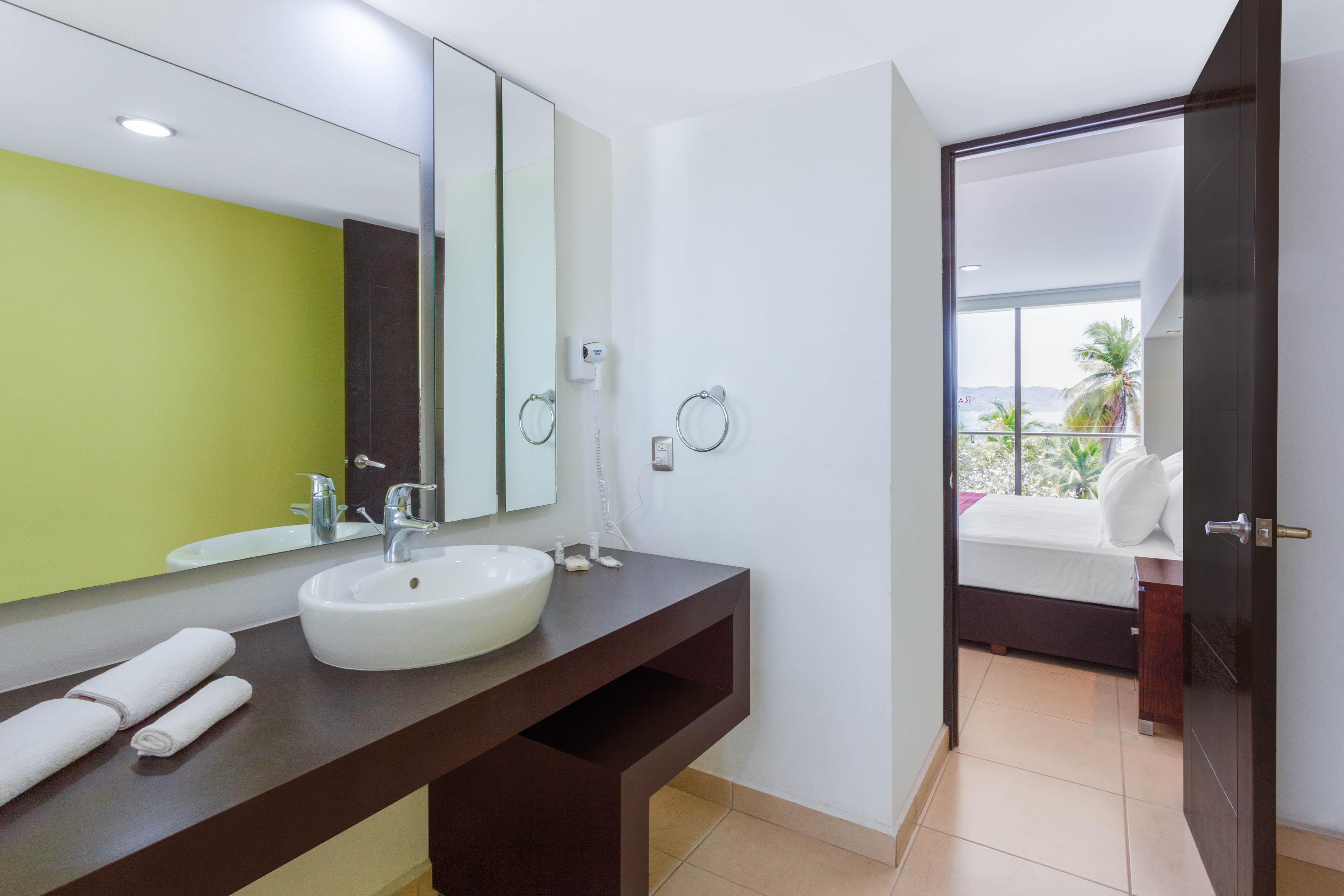 Ramada By Wyndham Acapulco Hotel & Suites Екстериор снимка