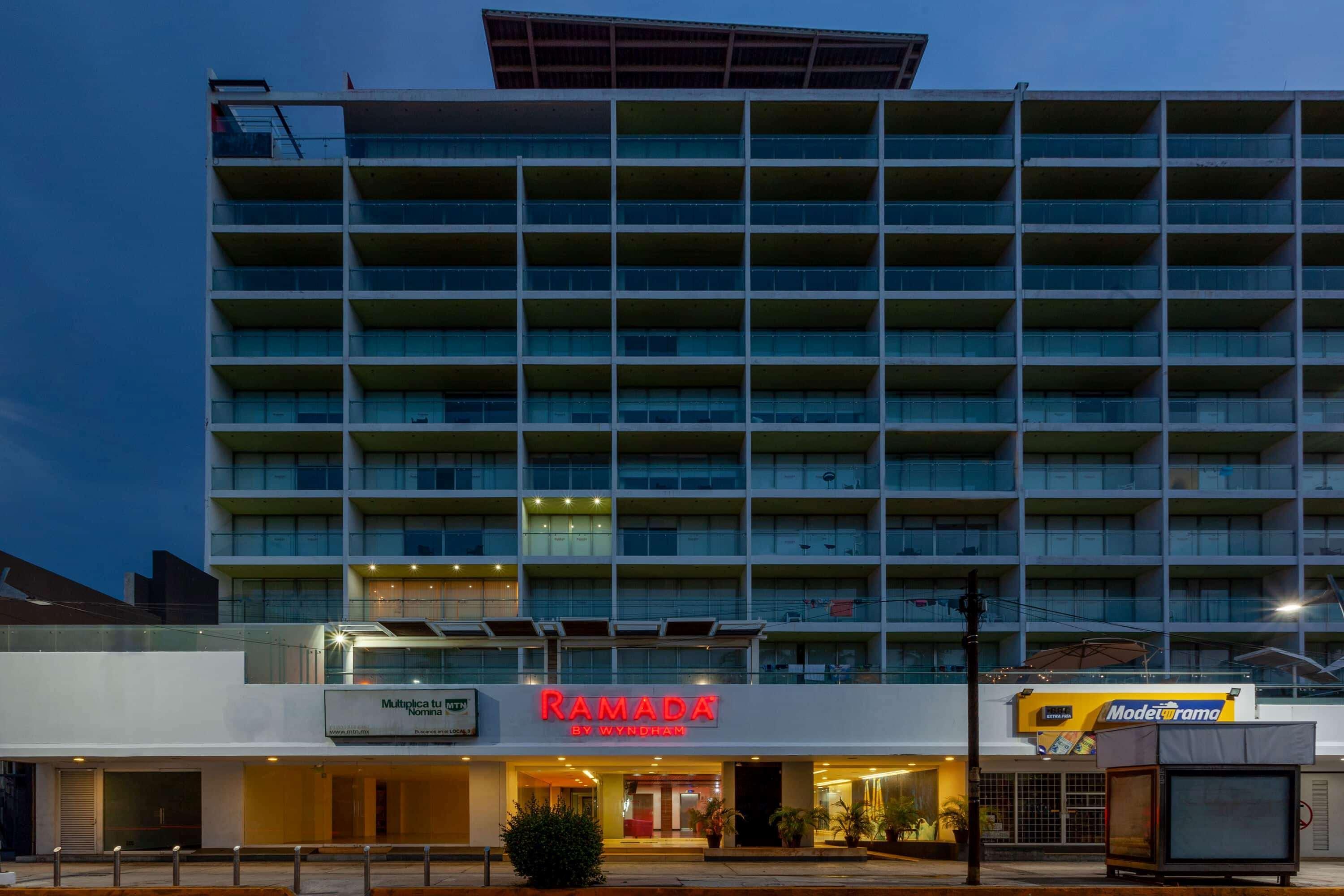 Ramada By Wyndham Acapulco Hotel & Suites Екстериор снимка